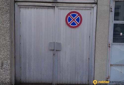 129 m2-es földszinti raktár bejárata